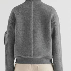 Blousons bombardiers unisexes élégants et confortables Vêtements d'extérieur personnalisables, idéaux pour une tenue décontractée, disponibles dans toutes les tailles - Product Image 6