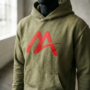 Sudadera con Capucha para Hombre, Color Verde Oliva Lavado, con Logotipo Rojo, Forro Polar, Estilo Urbano, Informal, Personalizable, Venta al Por Mayor, OEM - Product Image 6