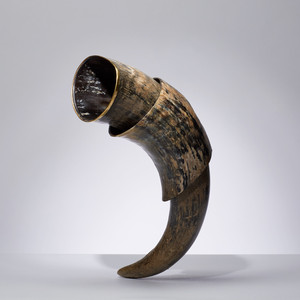 Cuerno para beber vikingo pulido hecho a mano de lujo Diseño animal Cuerno de buey natural con soporte y soporte de cuero de la India - Product Image 1