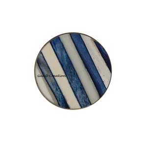 Incrustation ronde en os bleu et blanc fabriquée à la main et bouton de tiroir en laiton pour armoires, commodes et décoration de meubles - Product Image 3