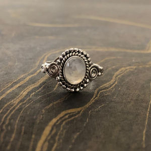 แหวนมูนสโตนสวยหรู 3.4 กรัม ชุบทองคำขาว ดีไซน์วินเทจทันสมัย เครื่องประดับอัญมณีชั้นดี แหวนฝังพลอยแบบ Bezel Set ของขวัญสุดเพอร์เฟค - Product Image 1