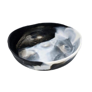 Cuenco de resina moderno para servir con superficie brillante, diseño artístico hecho a mano, opciones personalizadas para decoración del hogar o uso en fiestas - Product Image 3