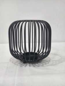 Le support de lampe à thé en métal découpé projette de belles ombres et une lumière douce idéale pour une atmosphère relaxante - Product Image 2