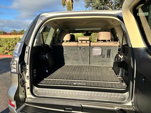 เล็กซัส GX 460 ปี 2022 เครื่องยนต์ V8 เทอร์โบ ไม่ได้ดัดแปลง ระบบขับเคลื่อน 4 ล้อ ระบบกันสะเทือน KDSS ล้อแม็ก R21 เบาะหนัง หลังคาซันรูฟแบบพาโนรามา ระบบขับเคลื่อนทุกสูงงศ์ (AWD) พวงมาลัยซ้าย เกียร์อัตโนมัติ ระบบควบคุมความเร็วอัตโนมัติ (ACC) - Product Image 3