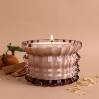 Porte-bougie en verre à l'aura chaleureuse transmet une douce et apaisante lumière, créant une ambiance réconfortante dans les espaces intérieurs chaleureux.