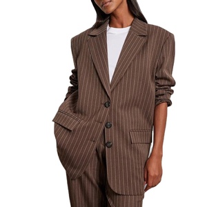 Ensemble blazer et pantalon pour femme, style rayé, personnalisable, élégant, pour le bureau, par HI - Product Image 2