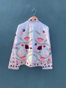 Chaqueta Corta Boho Blanca, Bordada con Diseño Floral Suzani, 100% Algodón, Antiarrugas, Transpirable y Resistente al Viento - Product Image 6