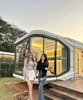 Maison capsule moderne, respirante et peu encombrante, conception personnalisée, cabane mobile pour les vacances, idéale pour les voyages en plein air, les stations balnéaires et les séjours en gîte.