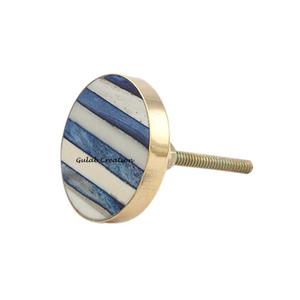 Incrustation ronde en os bleu et blanc fabriquée à la main et bouton de tiroir en laiton pour armoires, commodes et décoration de meubles - Product Image 1