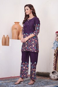 Conjunto de Kurta y Pantalón con Estampado Floral Morado para Mujer, Ropa Étnica Elegante - Product Image 4