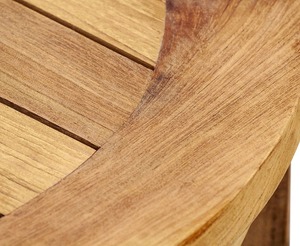 La mesa de comedor está hecha de madera de teca de calidad con un acabado liso y cuidado, adecuada para diversos eventos. - Product Image 6