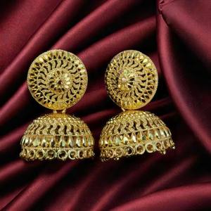 Boucles d'oreilles haut de gamme serties de boucles d'oreilles de style Jhumka plaquées or 22CT de conception traditionnelle bijoux pour femmes - Product Image 2