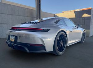 Porsche 911 Carrera 4 GTS Coupé 2025, Motor de Seis Cilindros en Línea Turboalimentado de 3.6 Litros, Motor Eléctrico - Product Image 4