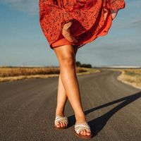 Sandales plates à brides croisées en cuir beige pour femmes, fabriquées à la main au Maroc