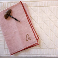 Serviettes en coton faites à la main avec bords surjetés, points rouges, logo brodé, design rustique - Écologiques et réutilisables pour la maison