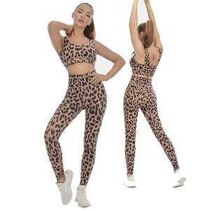 Ropa deportiva para mujer Patrón sólido Yoga Sujetador deportivo y conjuntos de mallas Servicio OEM al por mayor disponible - Product Image 3