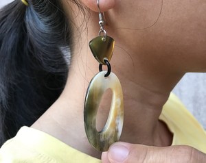 Boucles d'oreilles en corne si belles de qualité supérieure avec un style moderne pour la fête de mariage des femmes de HUMAYUN WORLD CRAFTS - Product Image 3