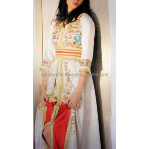 Kaftan de mujeres musulmanas jóvenes con bordado de aspecto decente y trabajo de encaje con cinturón - Product Image 1