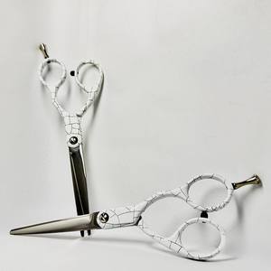 กรรไกรตัดผมปลายแหลมคมกริบ ทำจากสแตนเลสคุณภาพสูง ปรับแต่งได้ ขนาด 5.5 นิ้ว ใบมีดตรง สำหรับคนถนัดขวา สีขาวลายแตก - Product Image 3