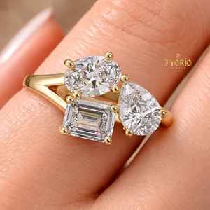 Anillo de Diamantes de Laboratorio de Lujo con Tres Piedras, Corte Esmeralda y Corte Pera, Oro de 14K - Product Image 4