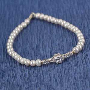 Pulsera Elegante de Plata de Ley 925 con Flor, Perla y Diamantes, Brazalete con Gemas Deslumbrantes - Product Image 1