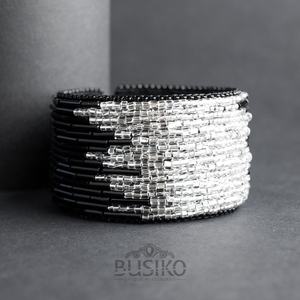 Brazalete de Abeja Bordado a Mano con Cuentas - No Tóxico, Ecológico, Tamaño Personalizable para Mujeres y Niñas - Product Image 1