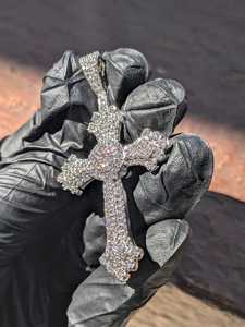Colgante de Cruz Iced Out de Plata de Ley 925 con Moissanita Redonda y Micro Pavé, Amuleto Religioso Cristiano Unisex - Product Image 4