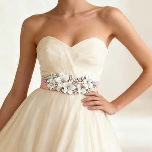 Cinturón Ajustable Bridella BS64 con Pedrería y Flores Color Marfil para Novias, Bodas, Bailes de Graduación y Eventos Formales - Product Image 6