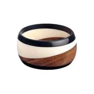 Brazalete de moda para mujer de resina de madera hecho a mano diseño redondo personalizado con perla para regalo de boda Cristiano - Product Image 1