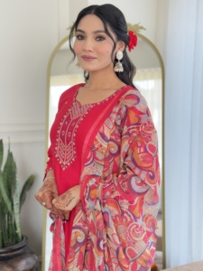 Kurti ยาวแบบพรีเมี่ยมสำหรับผู้หญิงที่มีการเย็บที่มีคุณภาพสูงสวมใส่สบายดีไซน์ทนทานเหมาะสำหรับการส่งออกและราคาไม่แพง - Product Image 3