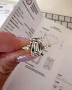 Elegante anillo de compromiso de moissanita de corte esmeralda de 3,60 CT con lados de corte de cometa hecho a mano regalo de boda de tres piedras certificado Gra - Product Image 2