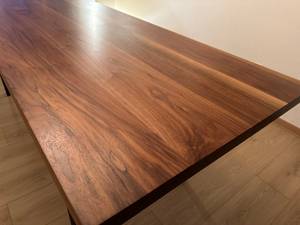 โต๊ะอาหารไม้วอลนัทไม้เนื้อแข็งทันสมัย งานฝีมือระดับพรีเมียม ดีไซน์มินิมอล พร้อมขาโลหะสีดำ สำหรับตกแต่งภายในบ้าน - Product Image 2