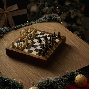 CAJA DE AJEDREZ DE MADERA Y RESINA PERSONALIZADA DE CALIDAD Juego de ajedrez Resina de lujo Rojo Negro Pieza de Ajedrez de Tayyab Handicraft - Product Image 4