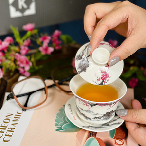 Taza de Té Gaiwan Shin Tai Yuan de Porcelana con Tapa y Bandeja, Diseño de Flor de Ciruelo y Montaña, Apta para Lavavajillas y Microondas - Product Image 3