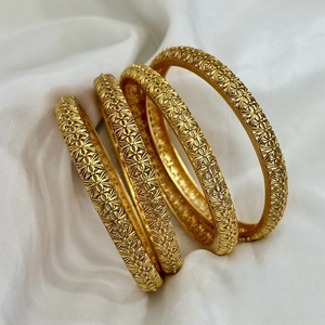 Diseño exclusivo chapado en oro mate hermoso aspecto cuatro juegos de brazaletes elegantes brazaletes que se pueden abrir para mujeres para ropa de boda - Product Image 1