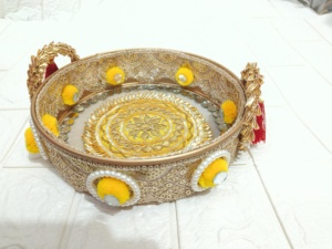 Elégant Décoratif Haldi Mehndi Cérémonie Thali avec Bol et Applicateur Pithi pour Mariée et Marié Pooja Décor Assiette Ensemble Cadeau de Mariage - Product Image 3