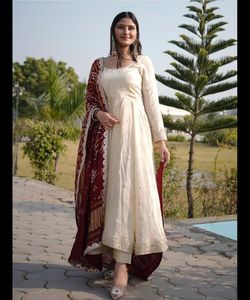 Proveedor Mayorista de Ropa para Mujer, Compre en Línea Vestidos Elegantes, Sexys y Góticos de Modal Crepé con Bordado Recto y Dupatta - Product Image 4