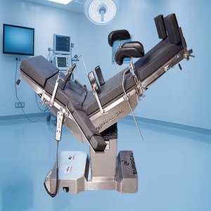 Table d'opération compatible avec un bras en C électro-mécanique pour les procédures cardiaques et traumatiques, disponible au prix d'usine - Product Image 1