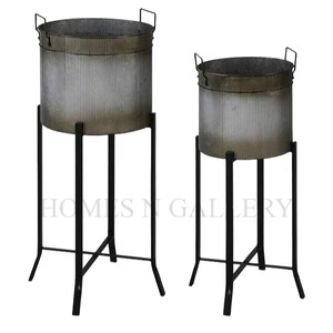 Macetas de flores de hierro y Metal grandes de fabricantes indios, macetas con acabado antiguo, decoración de jardín al aire libre diseñada para uso doméstico - Product Image 1