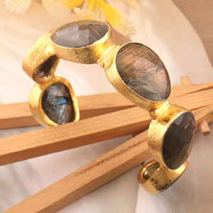 Guntaas Gems Designer Collection Bracelet manchette en labradorite de feu vert Finition brossée texturée Bracelet manchette réglable fait main - Product Image 1