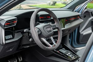 Excellent état, Audi RS3 d'occasion 2024, 6 000 miles, moteur turbo 5 cylindres - Product Image 1