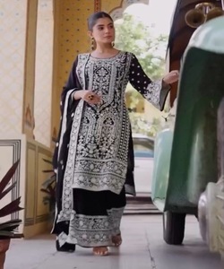 Elegante Top de Red para Recepción para Mujer, Estilo Yukata, Impresionante Trabajo de Diamantes, Estampado a Cuadros Elegante, Atractivo, de Seda y Algodón para Fiesta Bollywood - Product Image 3