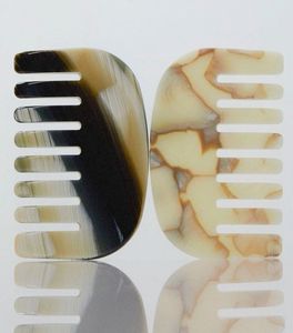 Peigne en corne naturel personnalisé d'occasion avec dents fines et larges Peigne en corne de buffle fait main pour la coiffure - Product Image 1
