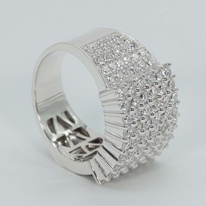 Evaluación del nuevo anillo de hip hop de oro blanco de 14 quilates con diamante cultivado en laboratorio, que exhibe una claridad VVS. - Product Image 4