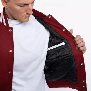 Veste universitaire rouge avec manches blanches, fermeture à boutons-pression, bordure côtelée, style baseball, veste de baseball, logo personnalisé, veste bomber - Product Image 4