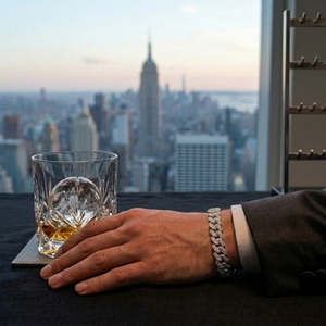 สร้อยข้อมือคิวบันลิงค์แบบสลิมประดับเพชร CZ หรูหรา พร้อมตัวล็อกปลายโซ่แบบเชื่อมต่อกันสีเงินขัดเงา สำหรับผู้ชาย - Product Image 5