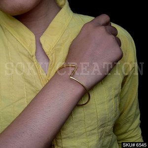 Brazalete abierto chapado en oro, último diseño de moda, joyería de estilo indio, brazalete de moda de estilo clásico para mujer hecho a mano - Product Image 1