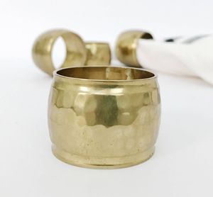 Ronds de serviette en laiton durables avec motifs gravés attrayants pour améliorer la configuration des repas traditionnels et les occasions festives - Product Image 1
