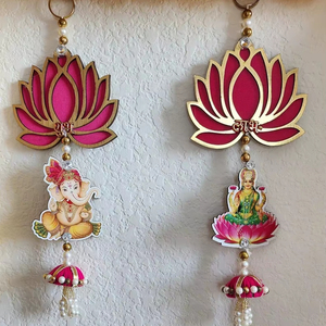 ชุดแขวนผนังประตูลายดอกบัวทำมือสำหรับพิธีทางศาสนา ฉากหลังพระลักษมีและพระพิฆเนศ พร้อมพู่ประดับมุกสำหรับเทศกาลนาวราตรี - Product Image 1