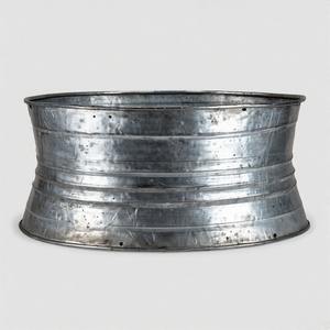 Cubierta de base de árbol de Navidad de metal perforado con acabado liso y borde elevado para un aspecto de vacaciones elegante pero tradicional. - Product Image 2